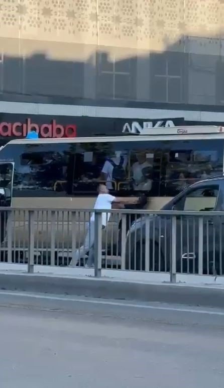 Korna çalan sürücüyü tekme tokat dövdü