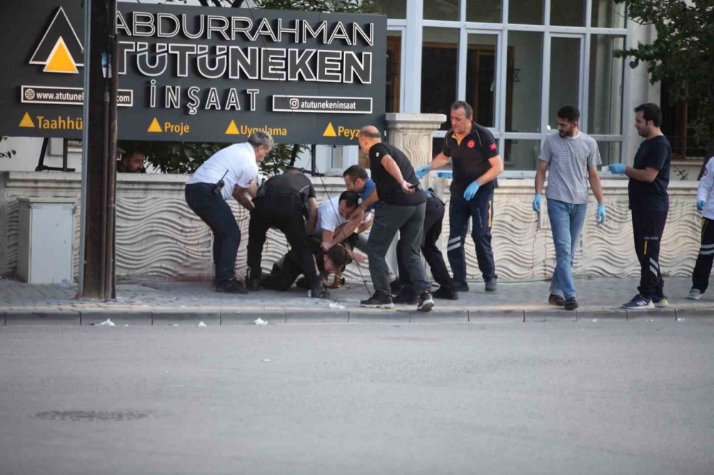 Konya’da bir şahıs bıçağı boğazına dayadı! Ortalık karıştı