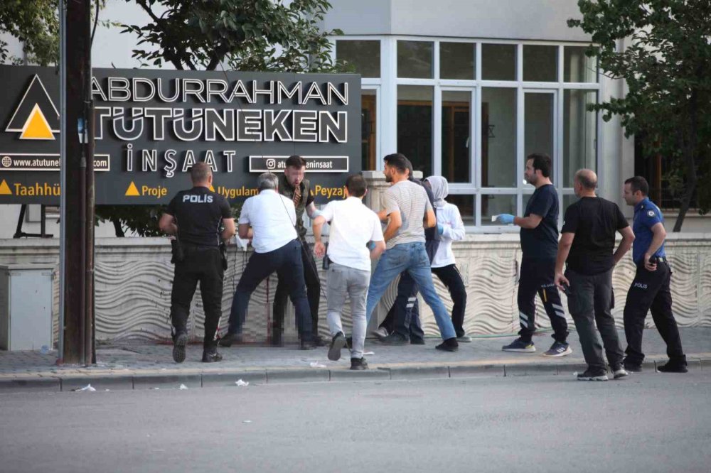 Konya’da bir şahıs bıçağı boğazına dayadı! Ortalık karıştı