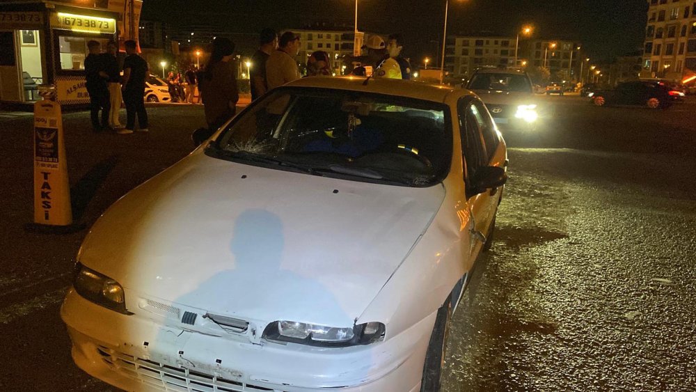 Otomobilin çarptığı 3 yaya yaralandı; 1 gözaltı