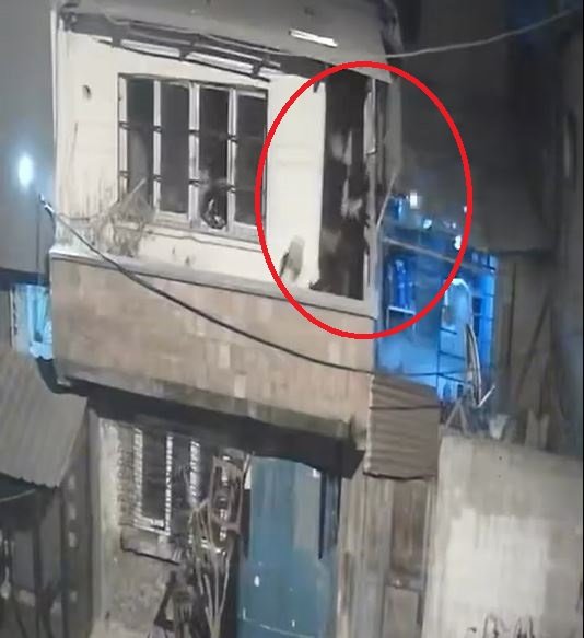 Husumetli komşular, balkonlardan çatıştı