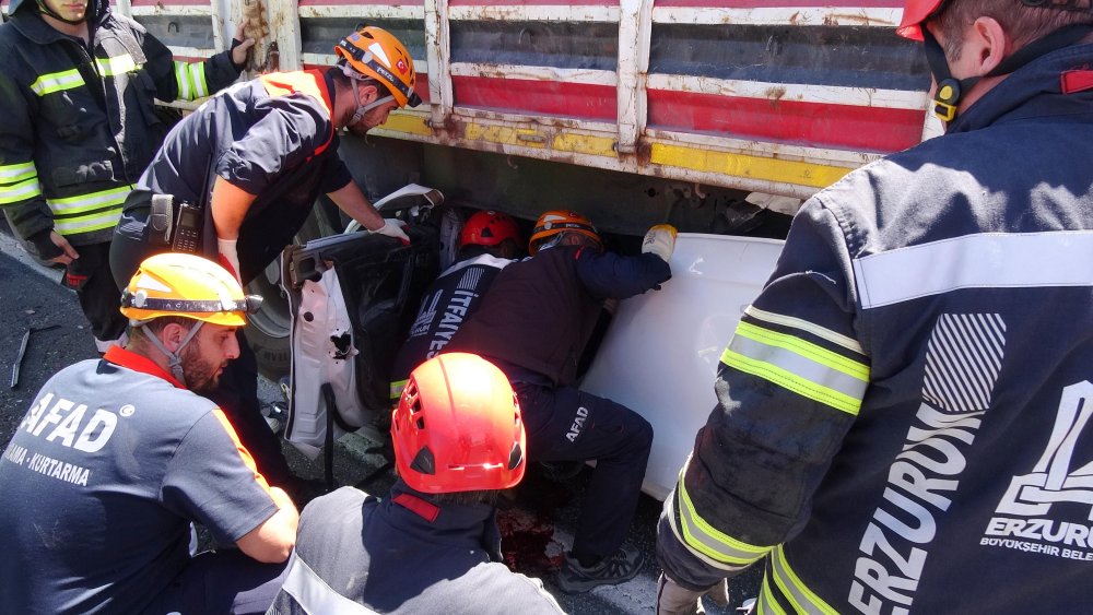 TIR'ın altında hayatını kaybetti