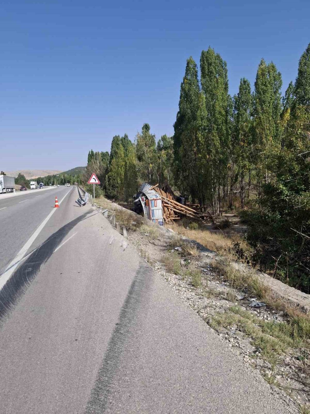 Konya’da mermer blok ve tomruk taşıyan tırlar devrildi: Yaralılar var