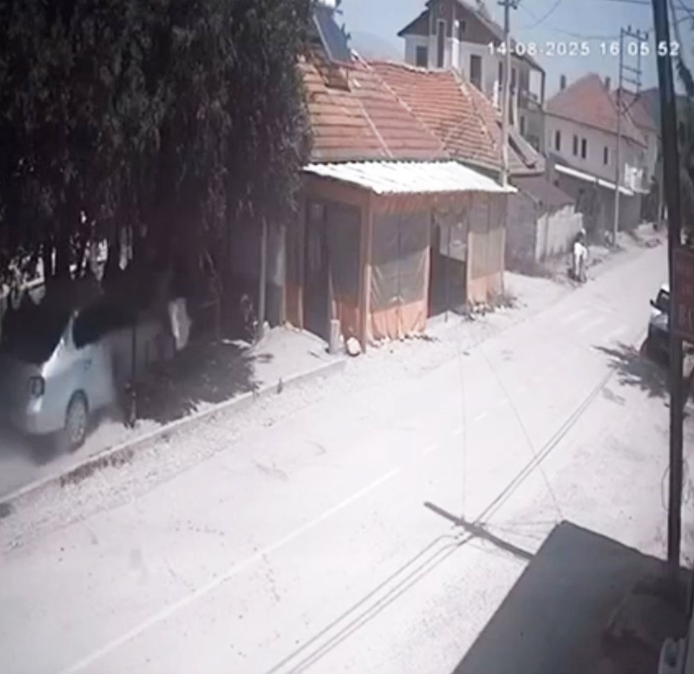 Otomobil, kahvehaneye girdi: 1 ölü