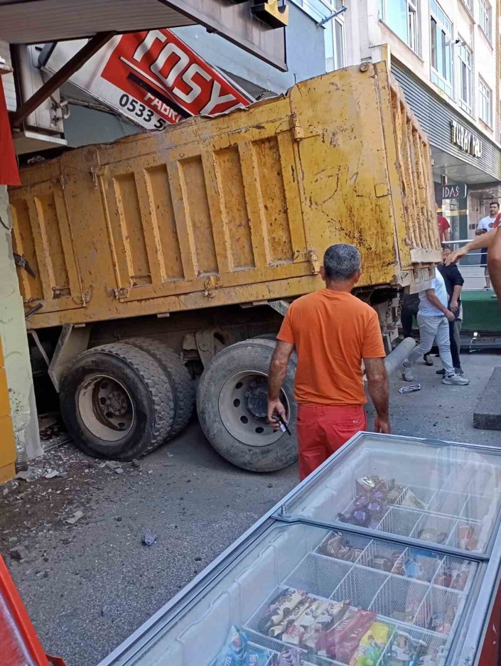 Frenleri patladı, dükkana daldı