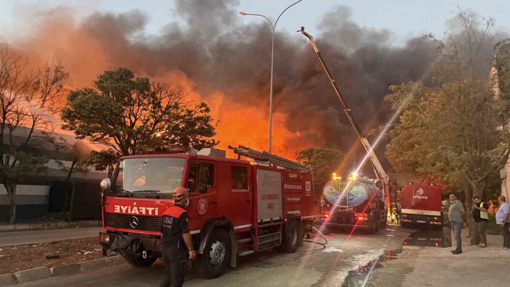 Gaziantep’te geri dönüşüm fabrikasındaki yangın 4. saatinde