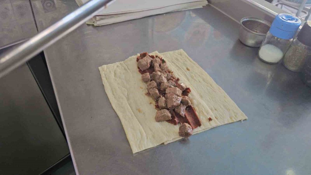 Kavurmalı çiğköfte: Yiyen bir daha geliyor