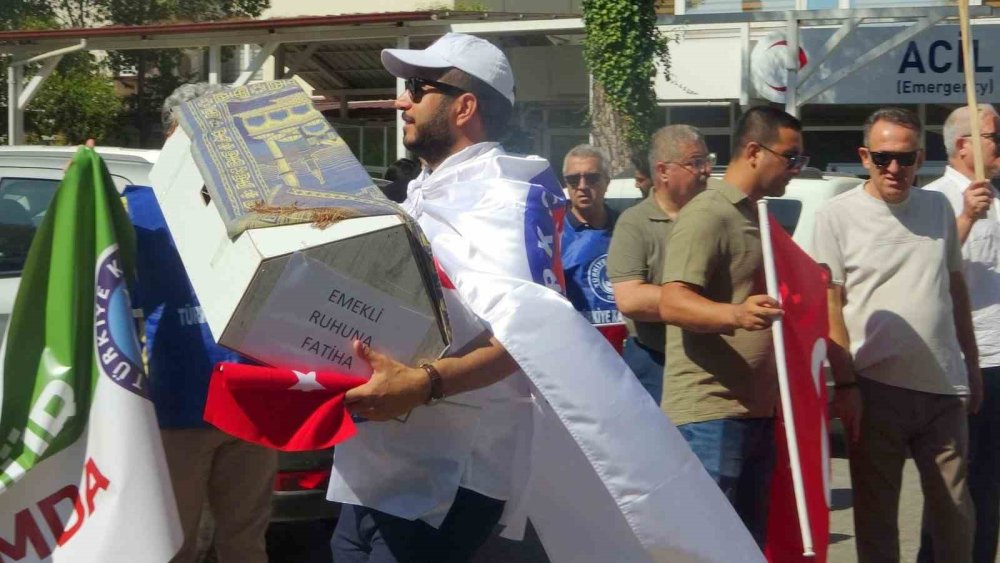 Memurlar iş bırakıp tabutlu eylem yaptı