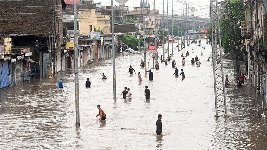 pakistandaki-muson-yagmurlari-nedeniyle-haziran-sonundan-bu-yana-olenlerin-sayisi-657ye-yukseldi.jpg