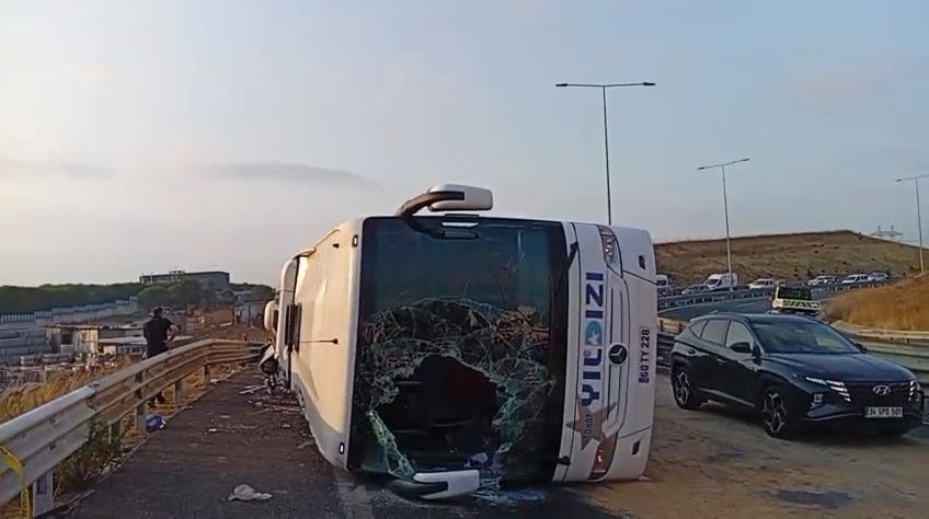 Yolcu otobüsü devrildi: 3 ölü, 20 yaralı