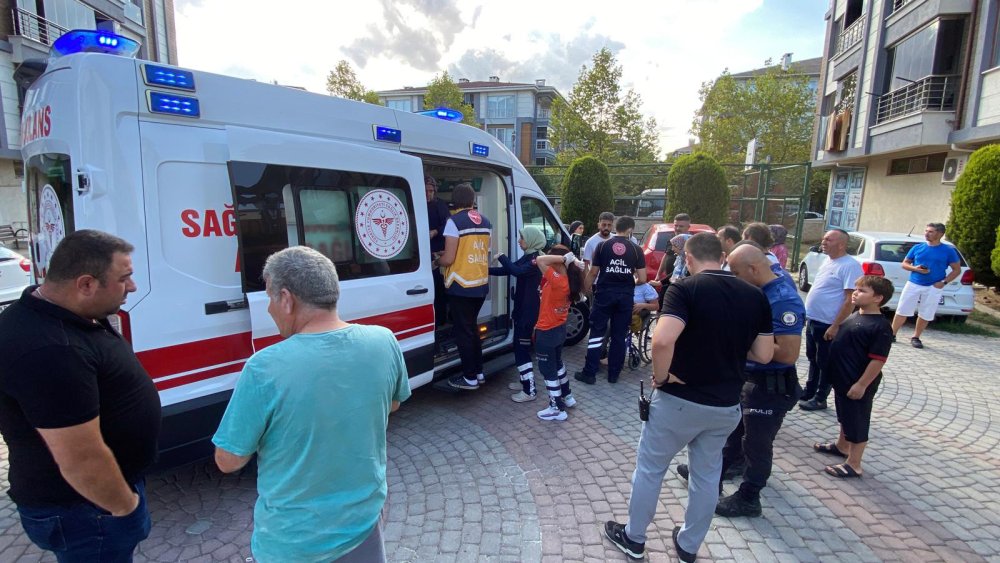 Apartman dairesinde çıkan yangında baba ve iki kızı yaralandı