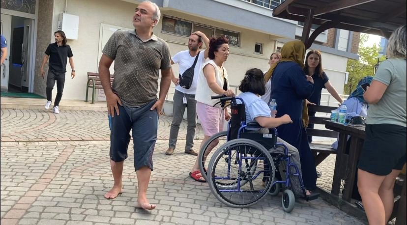 Apartman dairesinde çıkan yangında baba ve iki kızı yaralandı