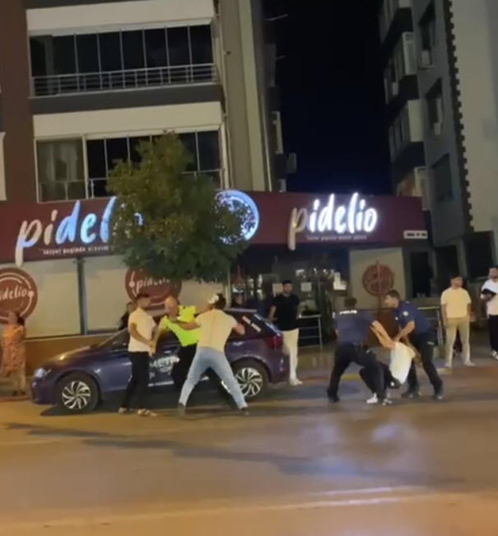 Ceza yazan polise saldırdılar