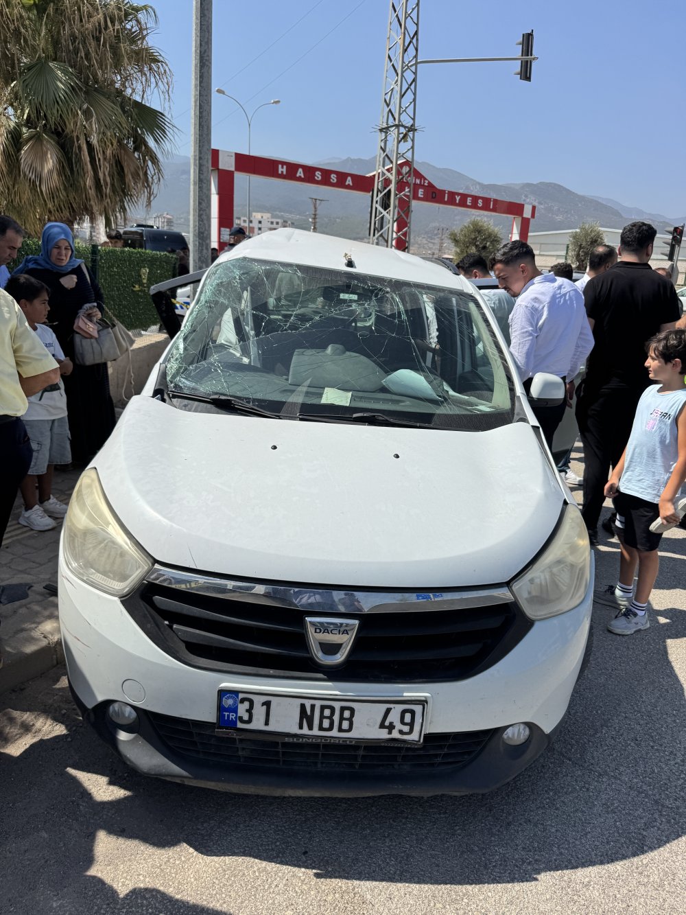 Düğüne gidenleri taşıyan otomobil ile çekici çarpıştı; 3 ölü, 2 yaralı