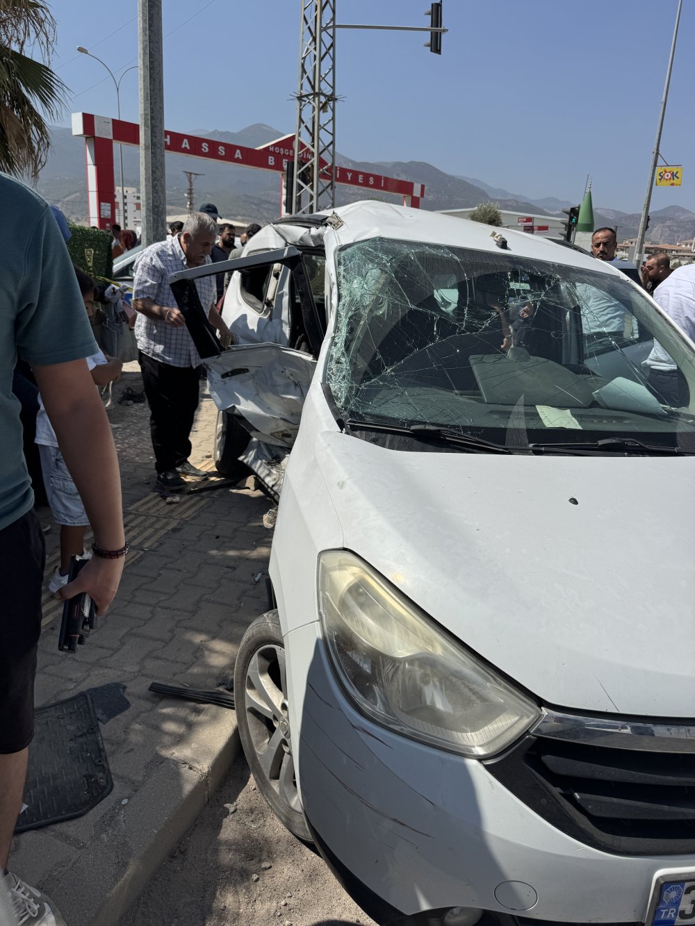 Düğüne gidenleri taşıyan otomobil ile çekici çarpıştı; 3 ölü, 2 yaralı