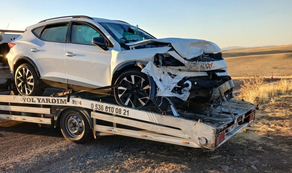 İki otomobil kafa kafaya çarpıştı: 6 yaralı