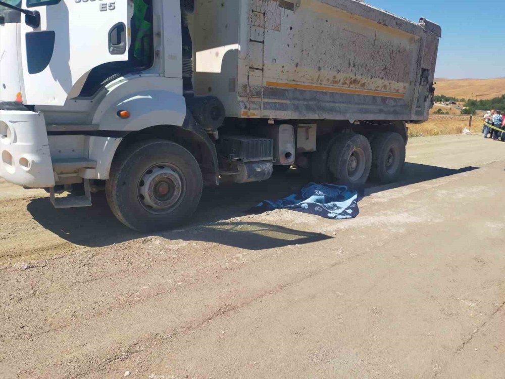 Kamyonun altında kalan işçi öldü