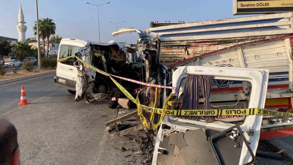 Öğrencileri tatile getiren minibüs kaza yaptı: 2 ölü, 10 yaralı