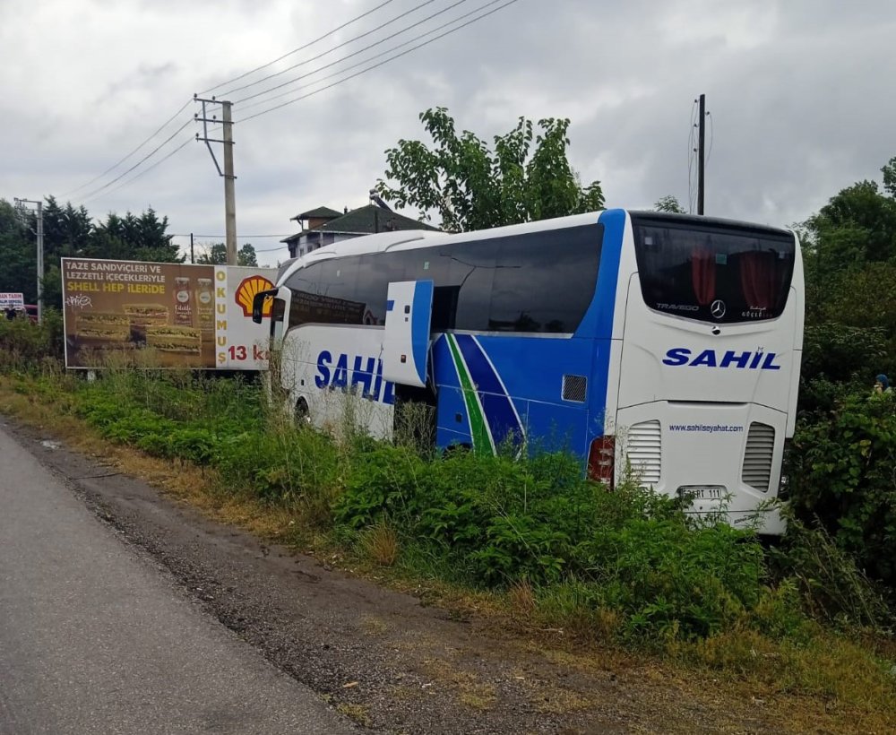 Yolcu otobüsü kamyonete branda çekenlere çarptı; 1 ölü, 1 ağır yaralı