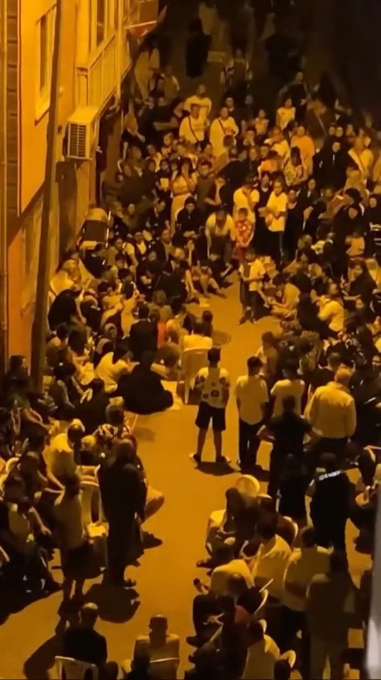 Kadın cinayeti mahalleyi sokağa döktü