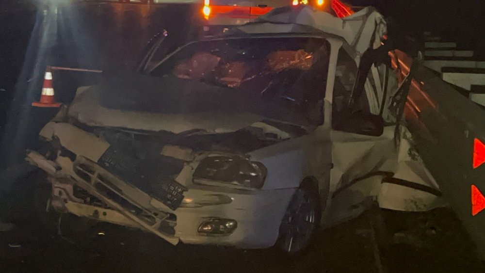 TIR, emniyet şeridinde bekleyen otomobile çarptı: 3 ölü, 1 yaralı