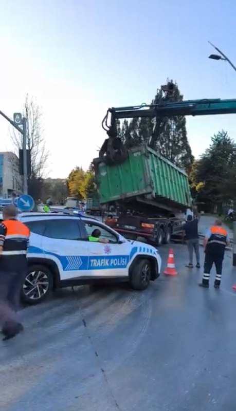 Demir yüklü kamyon devrildi