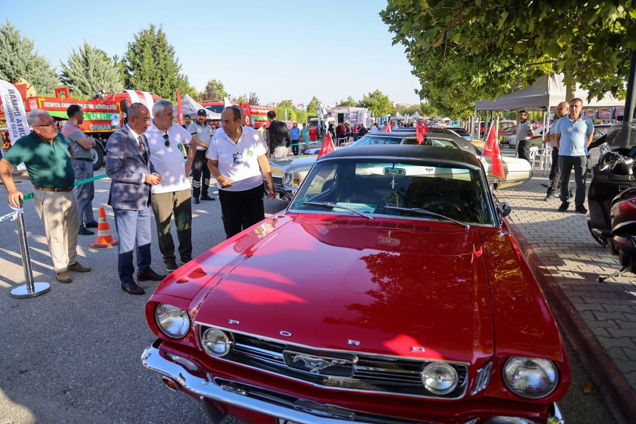acik-hava-klasik-otomobil-sergisi-konya-1.jpg