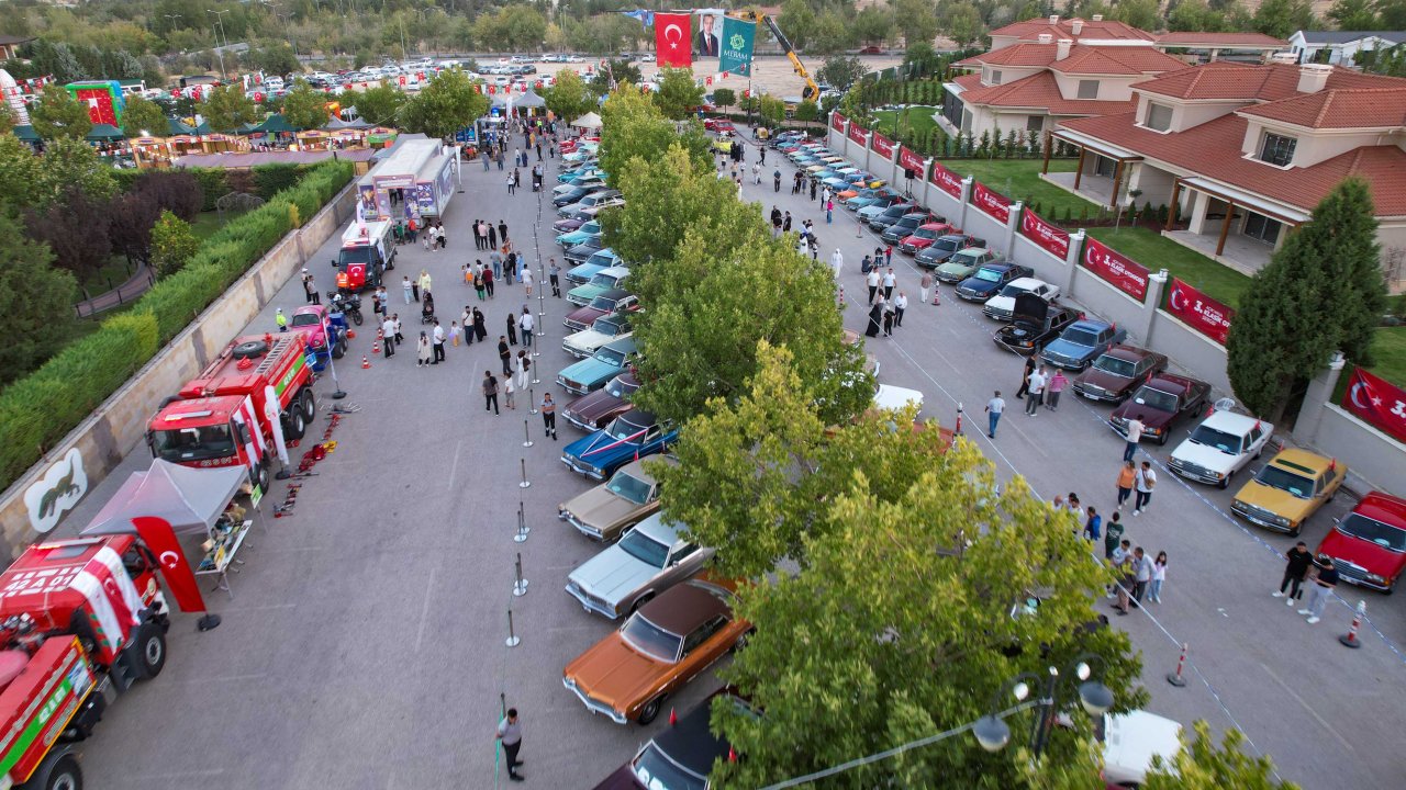 acik-hava-klasik-otomobil-sergisi-konya-4.jpg
