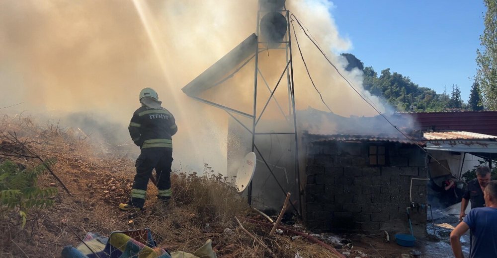 Kendi evini ateşe verdiği iddiasıyla gözaltına alındı