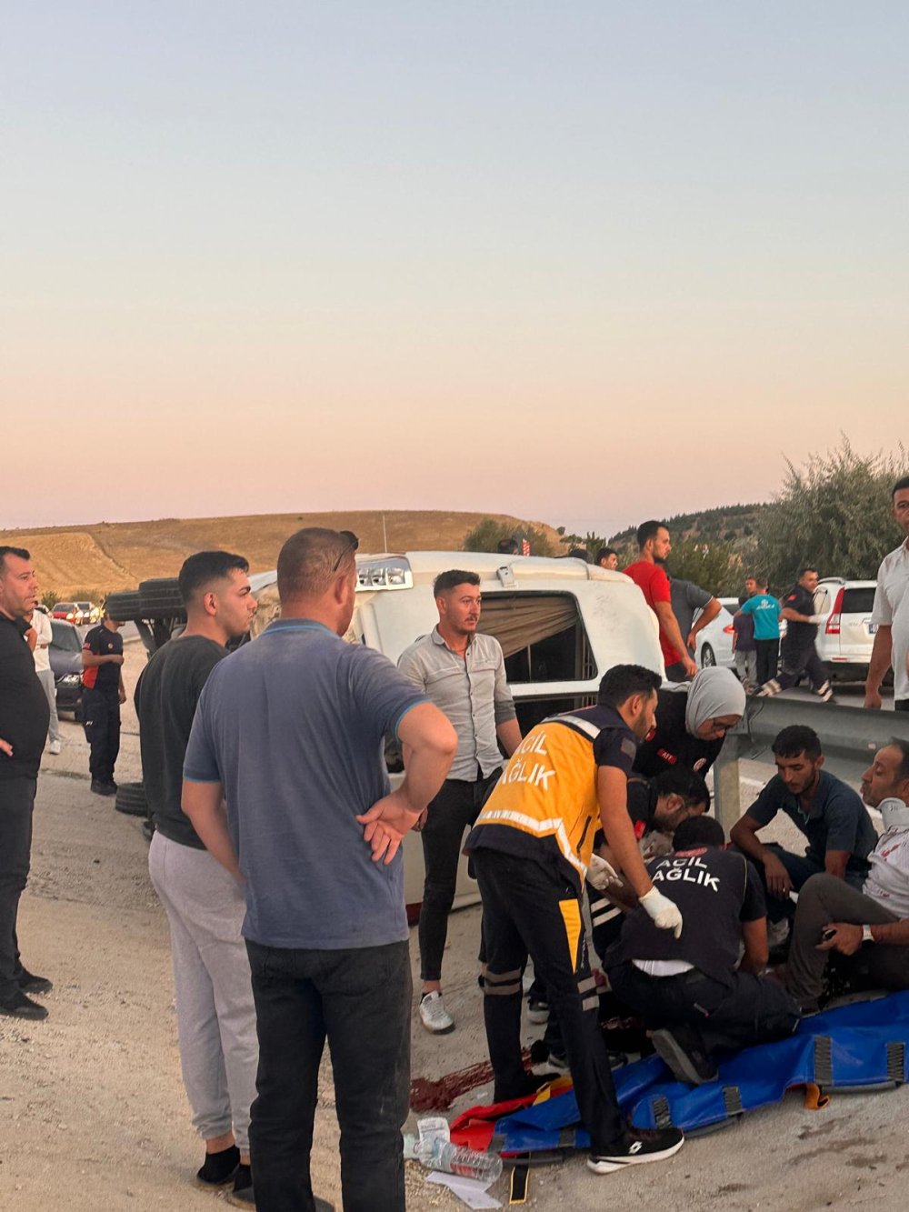 Otomobil ile minibüs çarpıştı: 10 yaralı