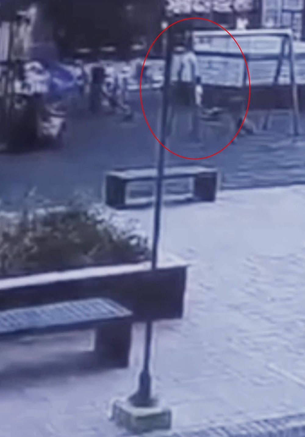 Parkta oynayan 2 çocuğu darbetti; olay anı kamerada