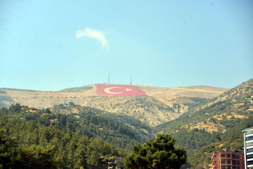 Türkiye'nin en büyük bayrağını ilk selamlayan 'Savaşan Şahinler' oldu