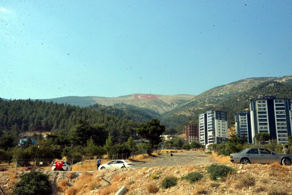 Türkiye'nin en büyük bayrağını ilk selamlayan 'Savaşan Şahinler' oldu