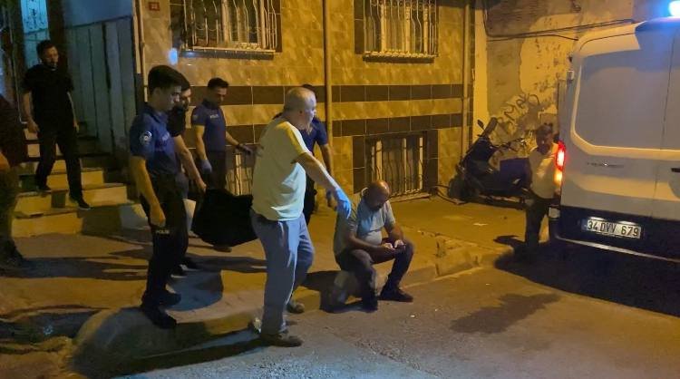 4 katlı binanın bahçe katının balkonunda erkek cesedi bulundu