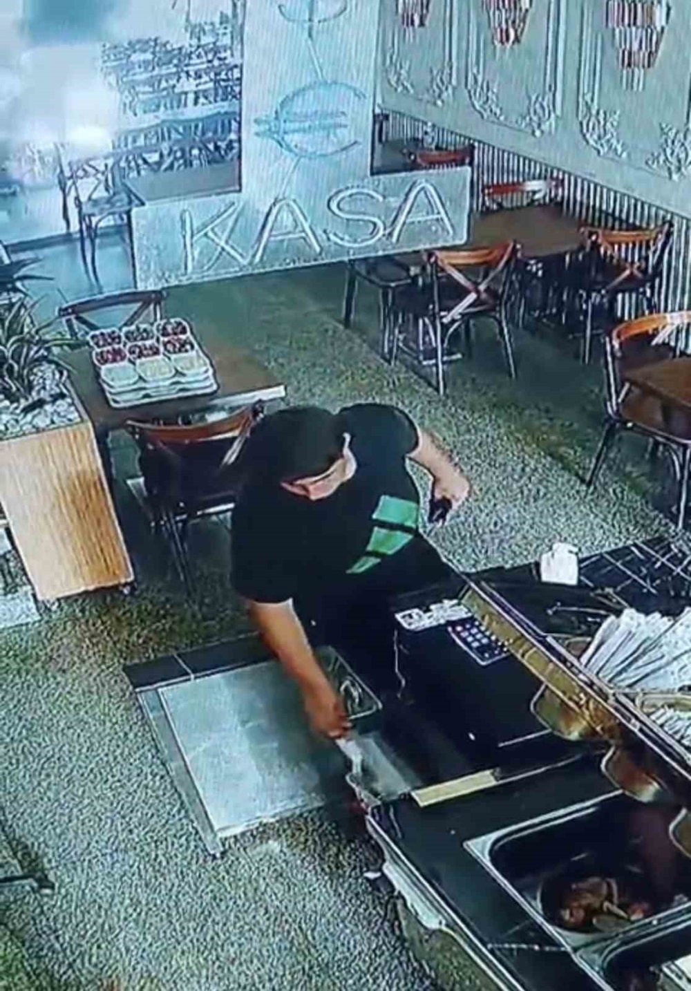 Topallayarak girdi, hırsızlık yaptı