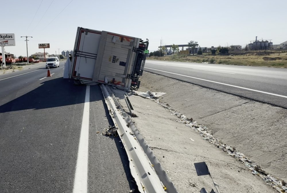 Aksaray-Konya kara yolun bariyerlere çarpan kamyonet yan yattı