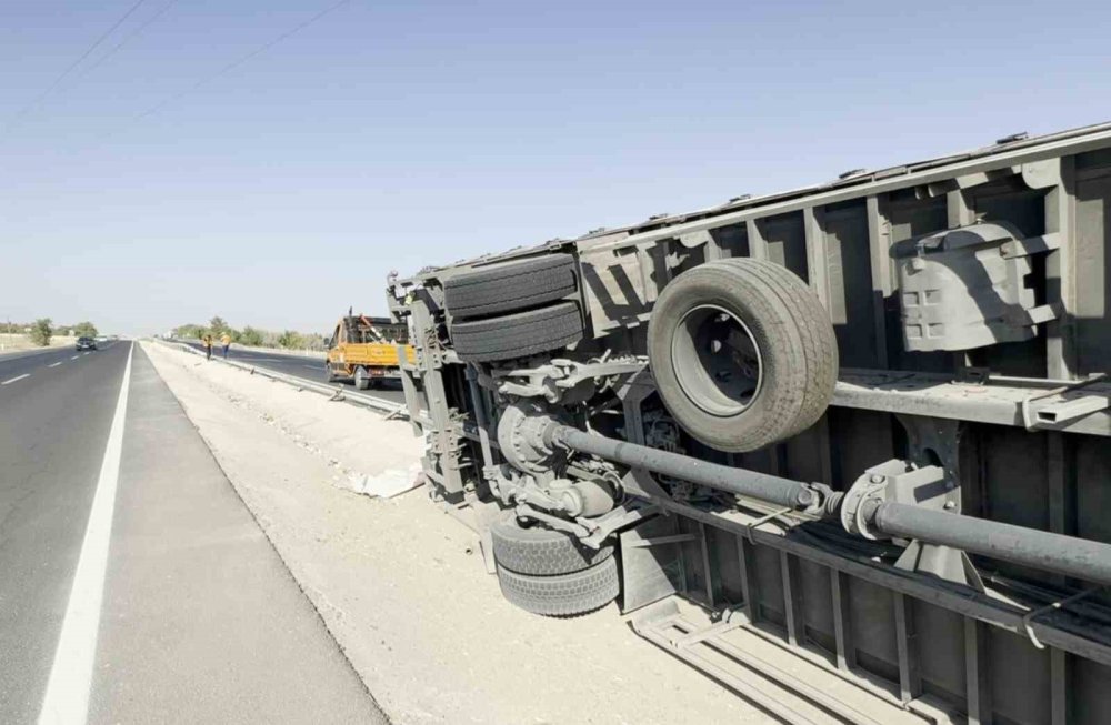 Aksaray-Konya kara yolun bariyerlere çarpan kamyonet yan yattı