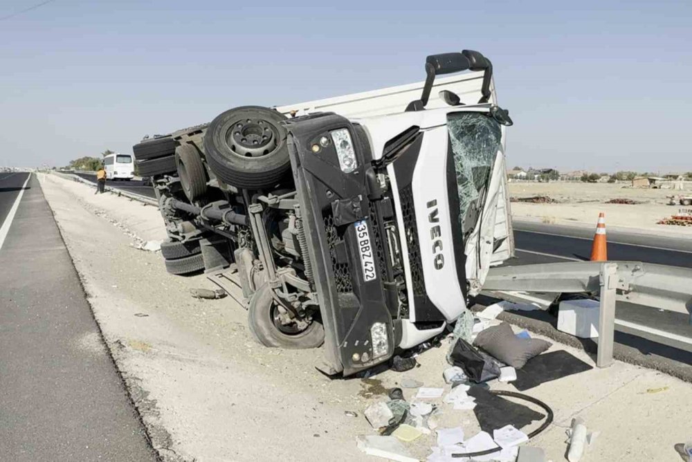 Aksaray-Konya kara yolun bariyerlere çarpan kamyonet yan yattı