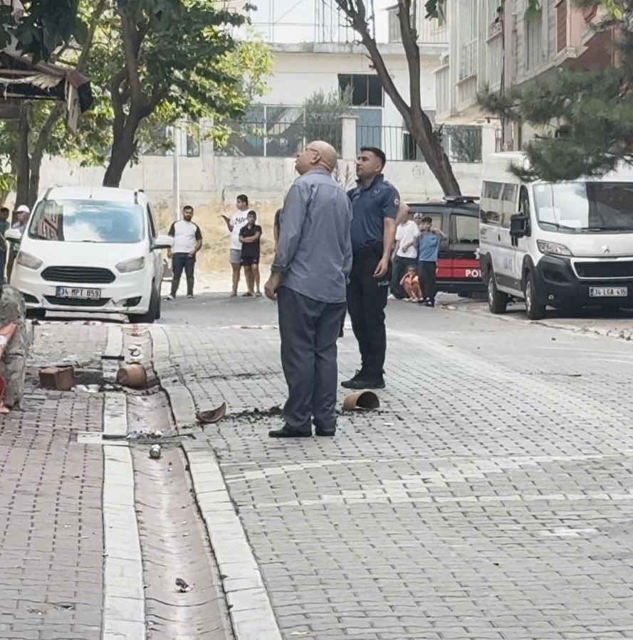 Evini yakmaya çalıştı, müdahale eden polise saksı attı