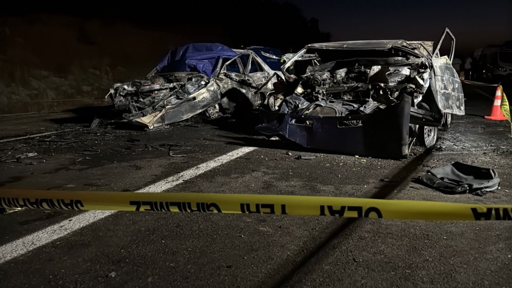 İki otomobilin çarpıştığı kazada yangın çıktı; 3 ölü, 5 yaralı