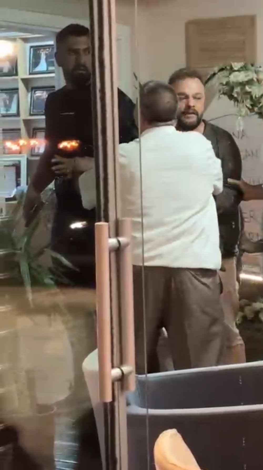 'Alkol alamazsın' kavgasında silahlar konuştu