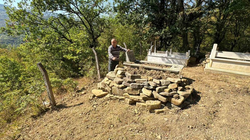 Mezarı kazıp tahtaları kırdı, cenazeye ulaşamadan kaçtı