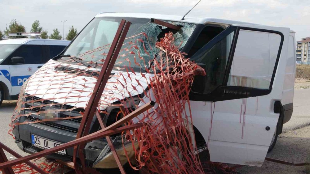 Demir korkuluk kafasına saplandı