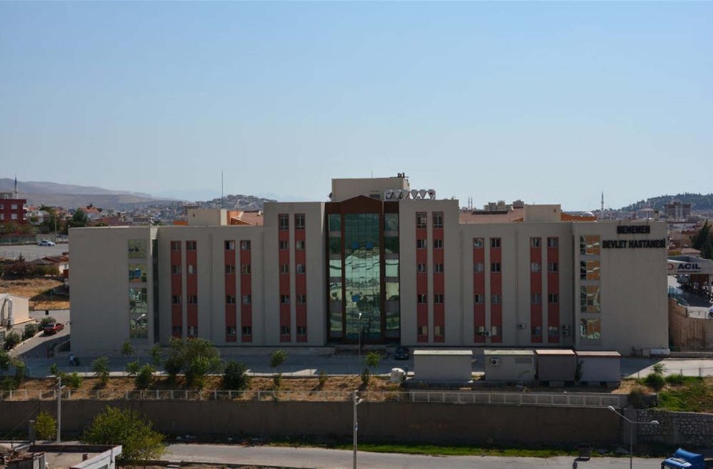 Lise öğrencisi babasını öldürüp, annesini yaraladıktan sonra intihara kalkıştı