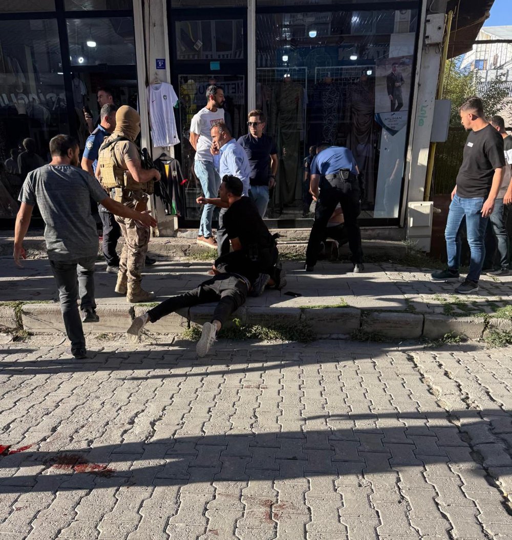 Silahlı kavgada 2 kişi öldü, 3 kişi yaralandı