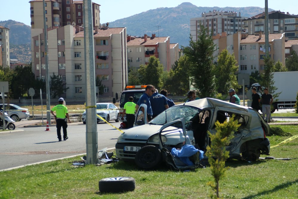 İki otomobil çarpıştı: 2 ölü, 3 yaralı