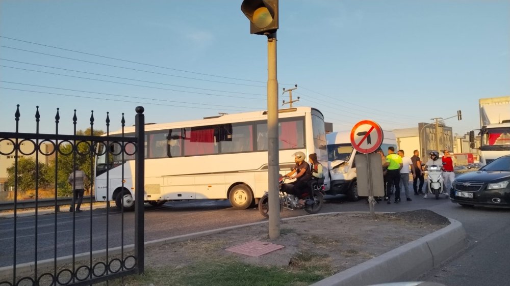 İşçi servisi ile minibüs çarpıştı: 4 yaralı