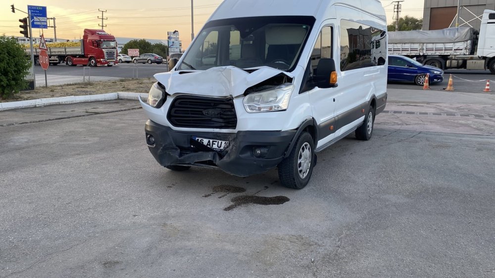 İşçi servisi ile minibüs çarpıştı: 4 yaralı