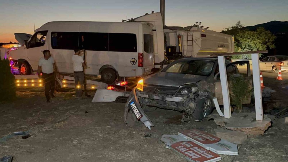 Minibüs ile otomobil çarpıştı: 12 yaralı