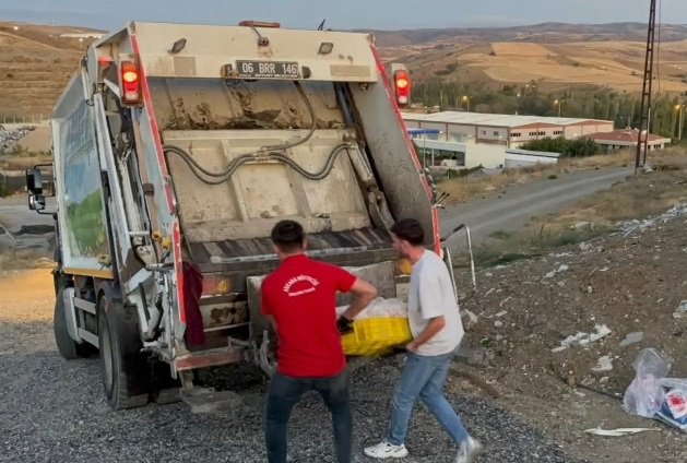 İnsan sağlığını tehlikeye sokacak 11 bin 250 kilo kaçak et ve tavuk ürünü ele geçirildi